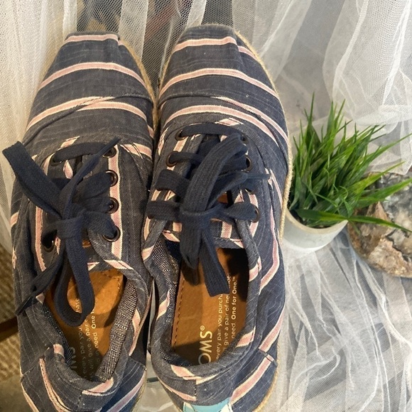 Toms Blue & Pink  Stripes shoes  💕 - Picture 3 of 8